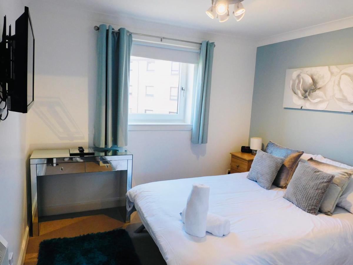 Beautiful 3 Bedroom Apt, Mins From Glasgow Airport, M8 & Sec Paisley Exterior foto